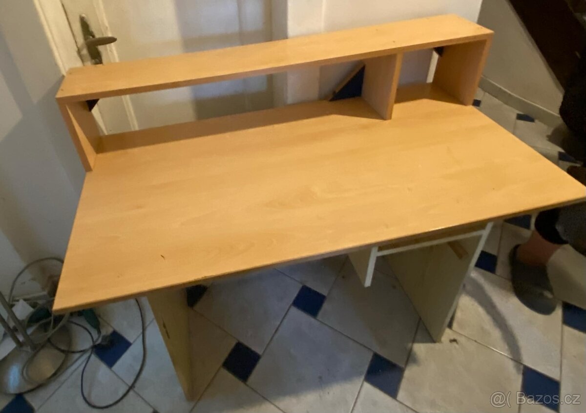 prodám psací stůl světlý