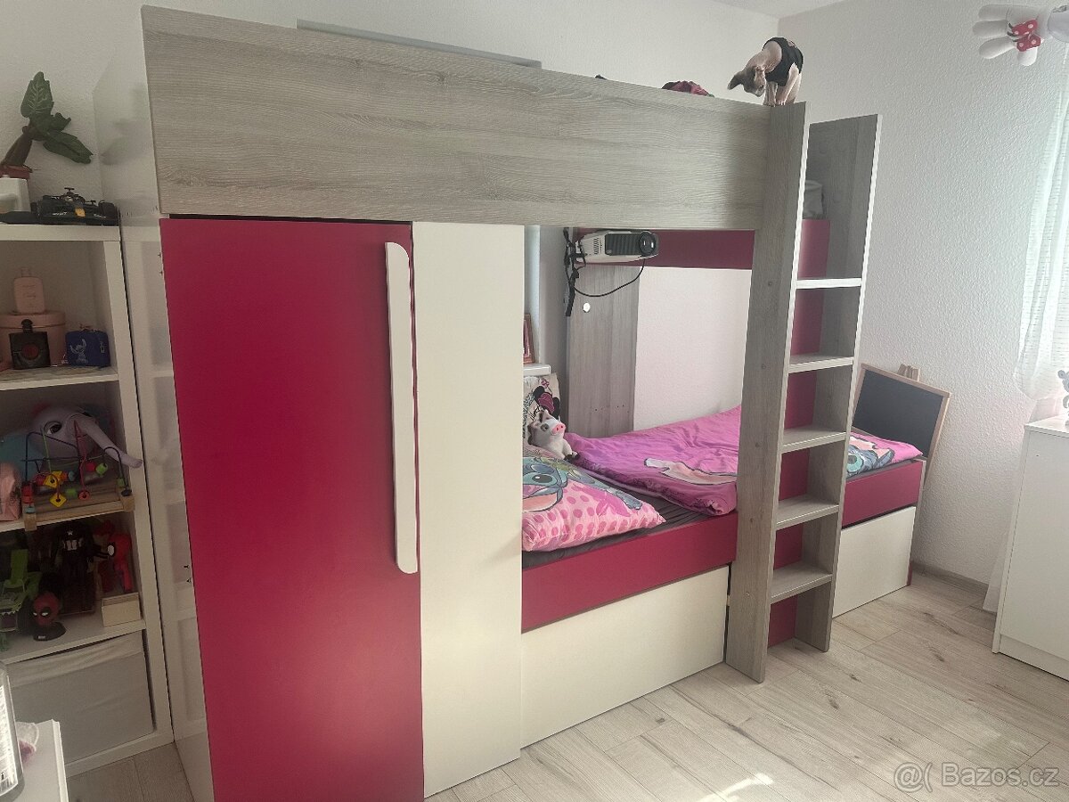 Dvoupatrova postel s šatnou