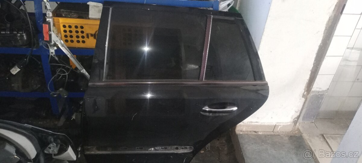 Prodam 4 dvere MB W211 kombi +zadni sedak