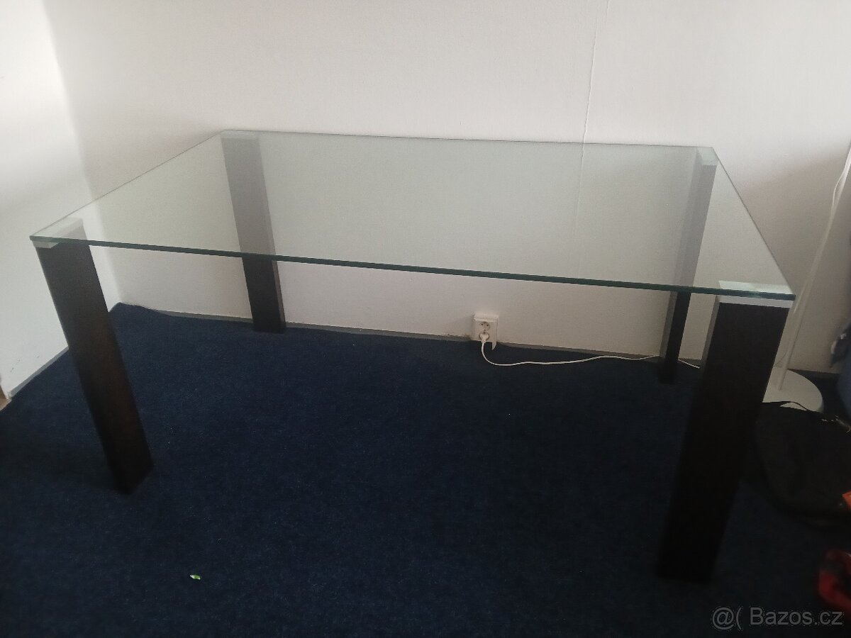 Jídelní a konferenční stůl