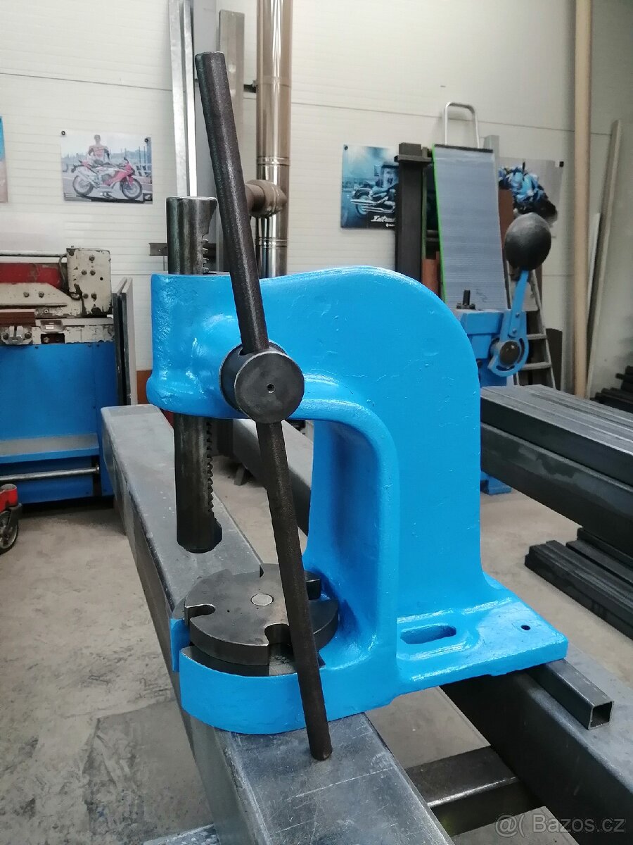 Ruční pákový lis