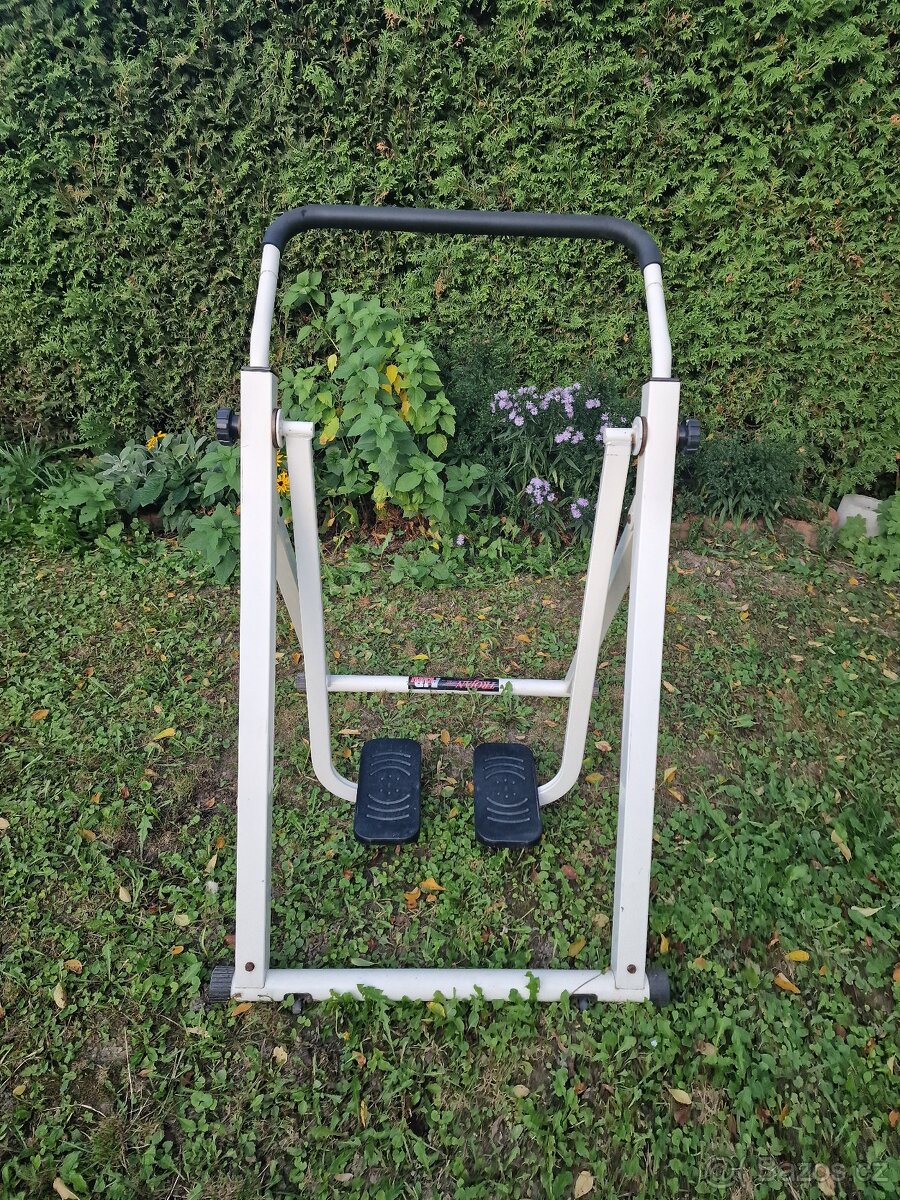 Bílý fitness stroj na cvičení, trenažér Air Walker