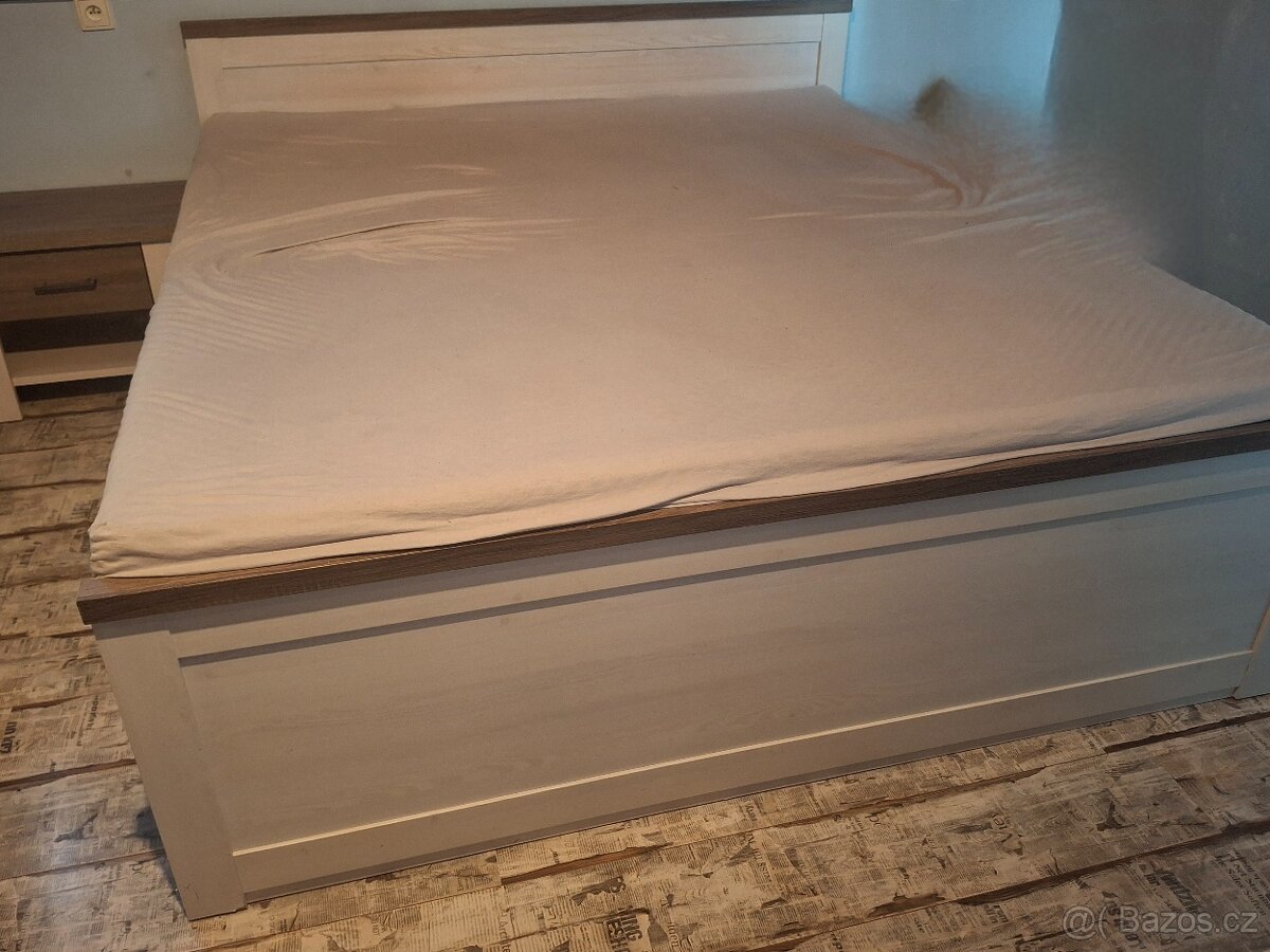 Manželská postel 180x200, noční stolky, rošty