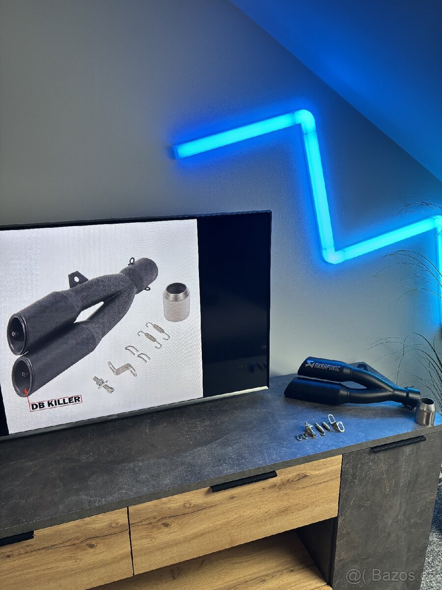 Akrapovič dvojitá koncovka výfuku na motorku černá