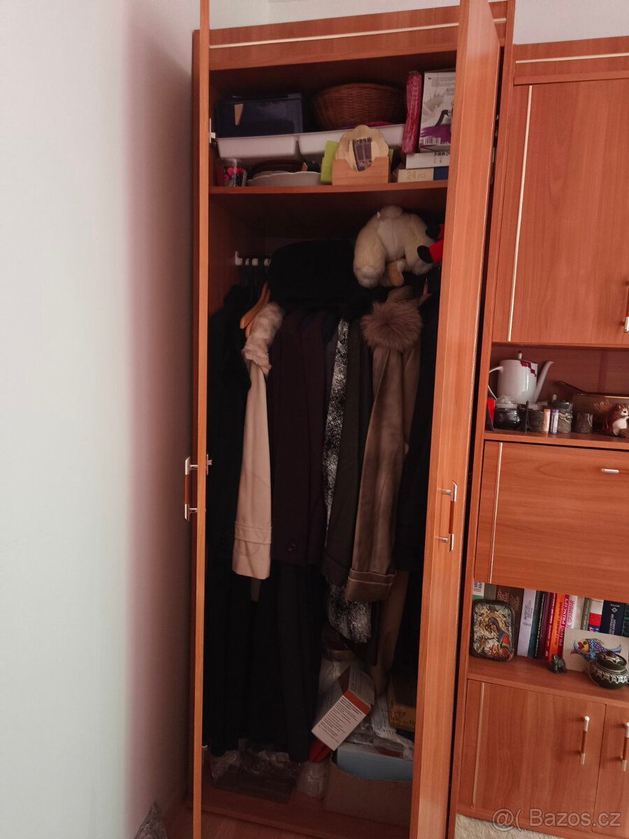 šatní skříň a další části stěny