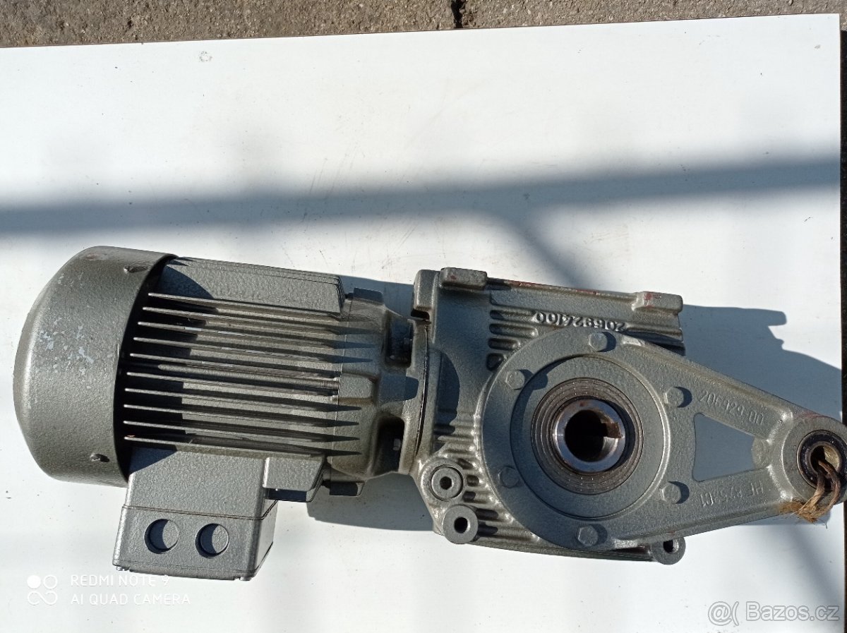 Na prodej elektromotor s převodovkou