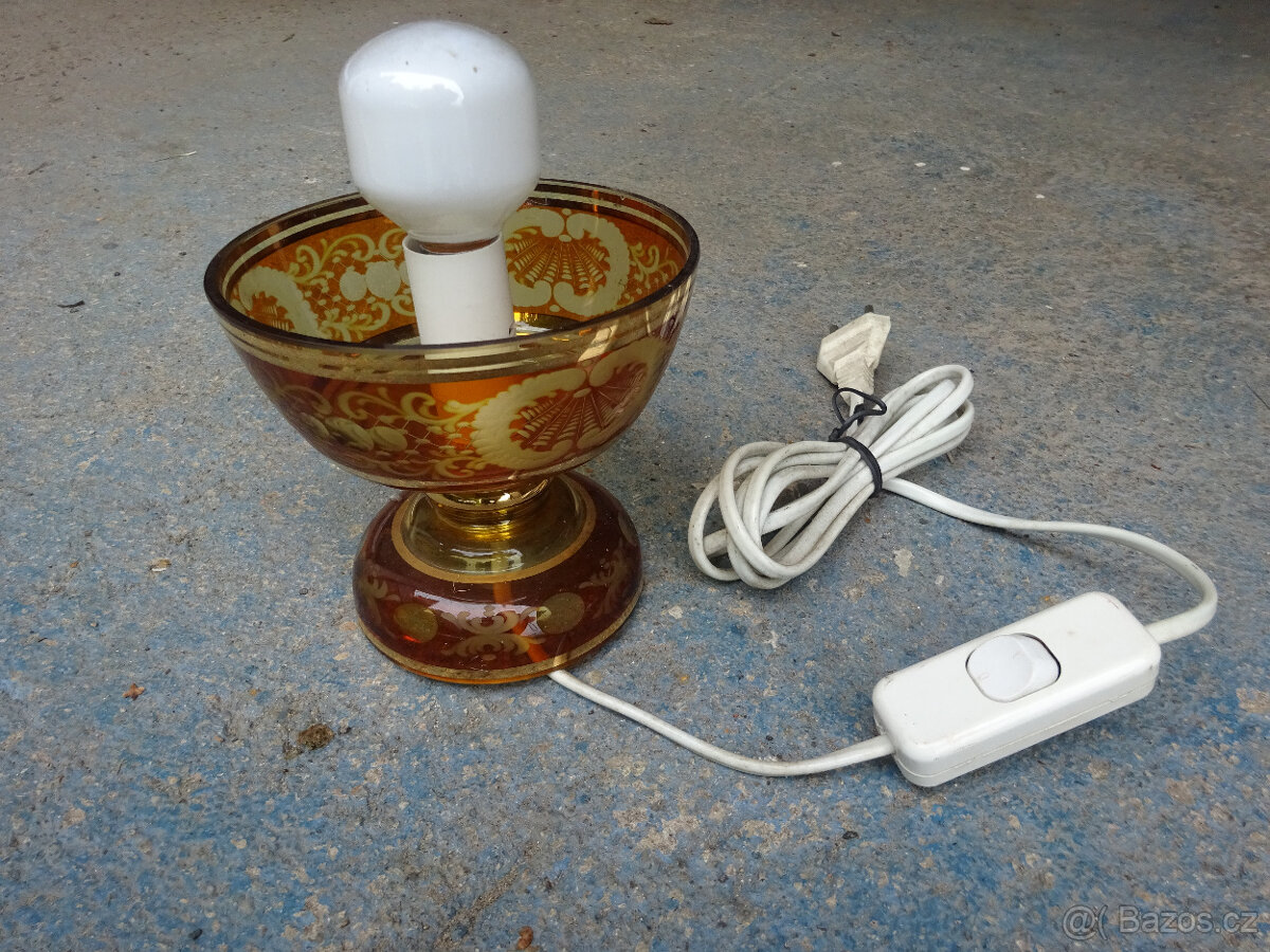 Stolní lampička s rytinou