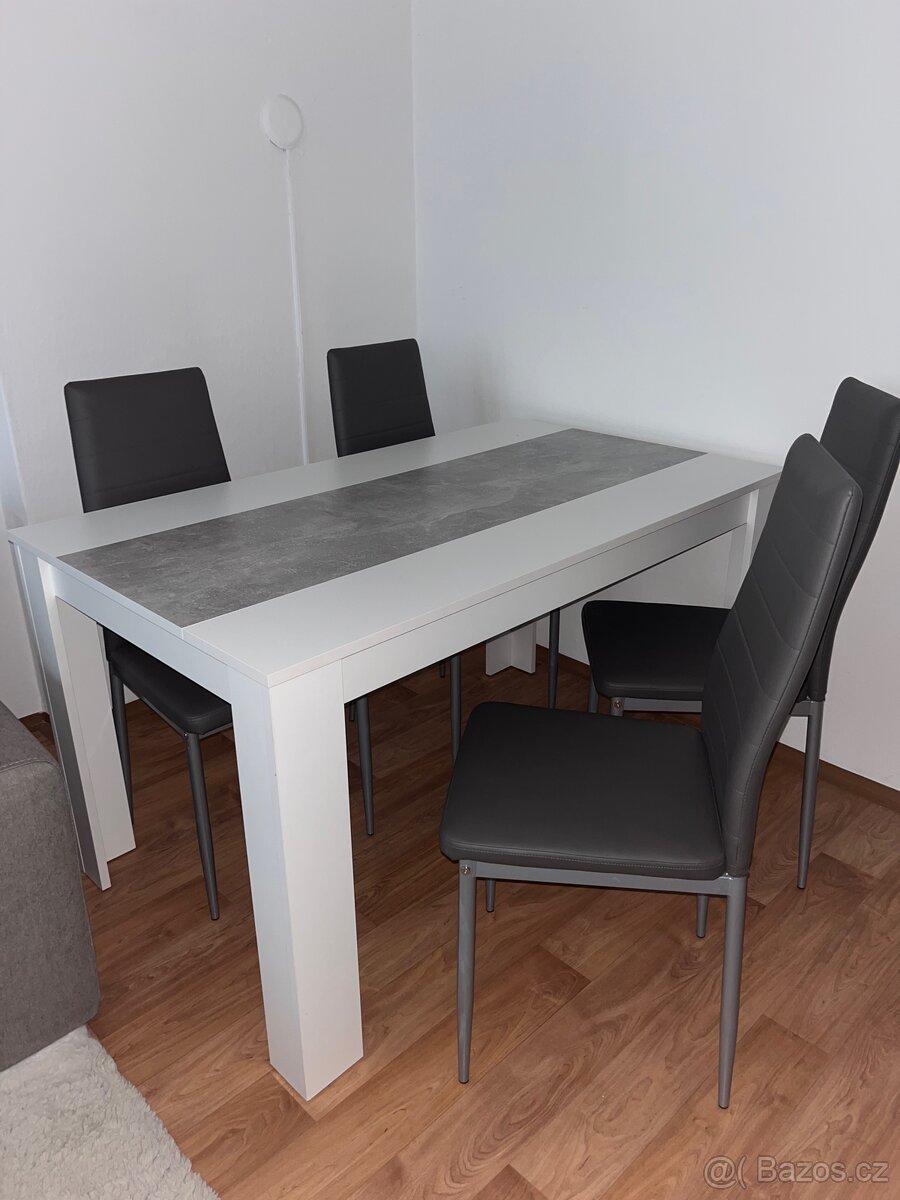 Jídelní stůl se židlemi