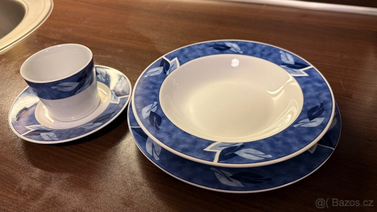 Sada talířů a hrnků