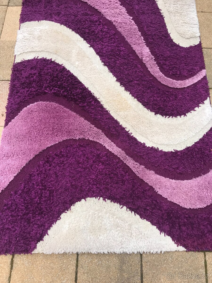Prodám koberec kusový.