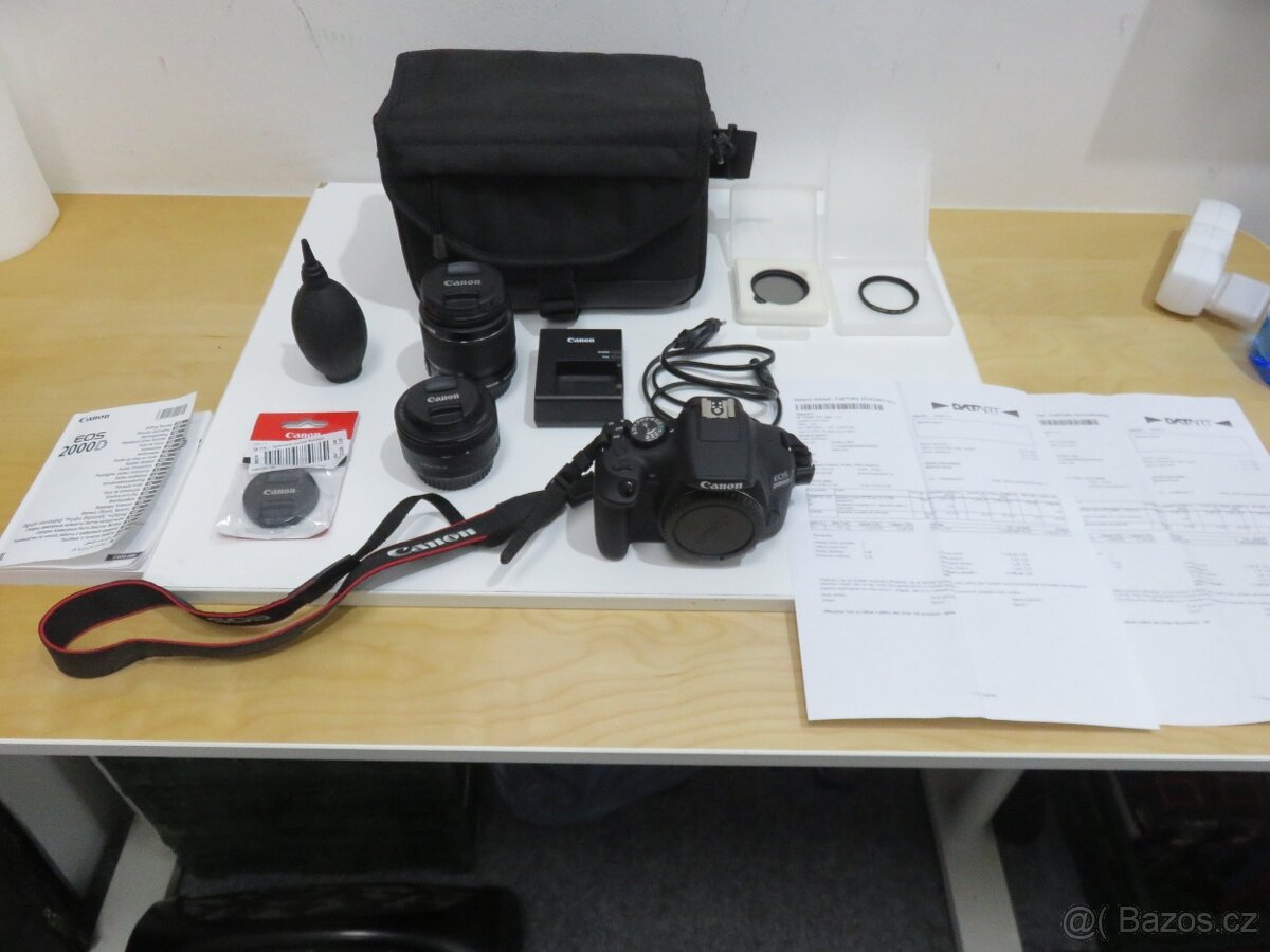 Zánovní digitální fotoaparát Canon EOS 2000D + 2 x objektiv