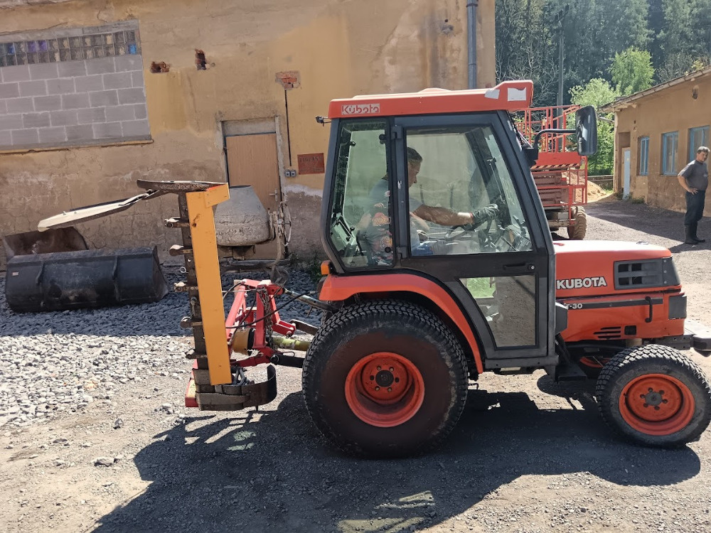 Traktor Kubota ST 30 4x4 + sekačka