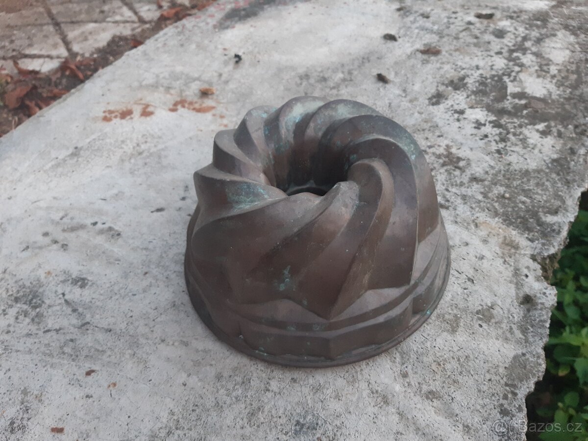 Měděná forma na bábovku