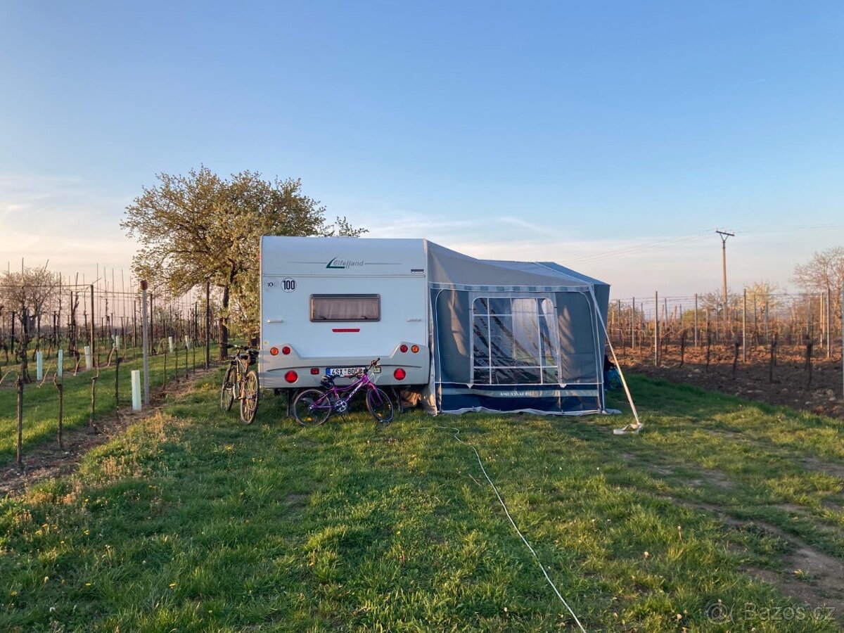 Prostorný rodinný karavan Eifelland Holiday, 3 palandy