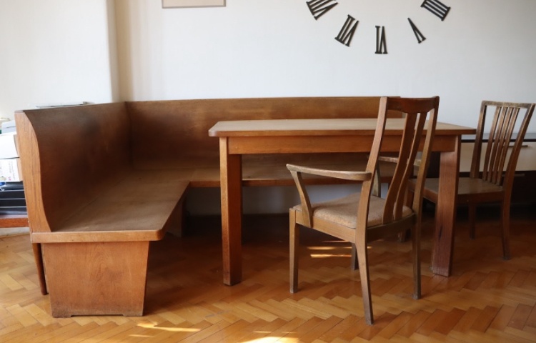 Ikonická souprava z 30.let jídelního stolu s rohovou lavicí