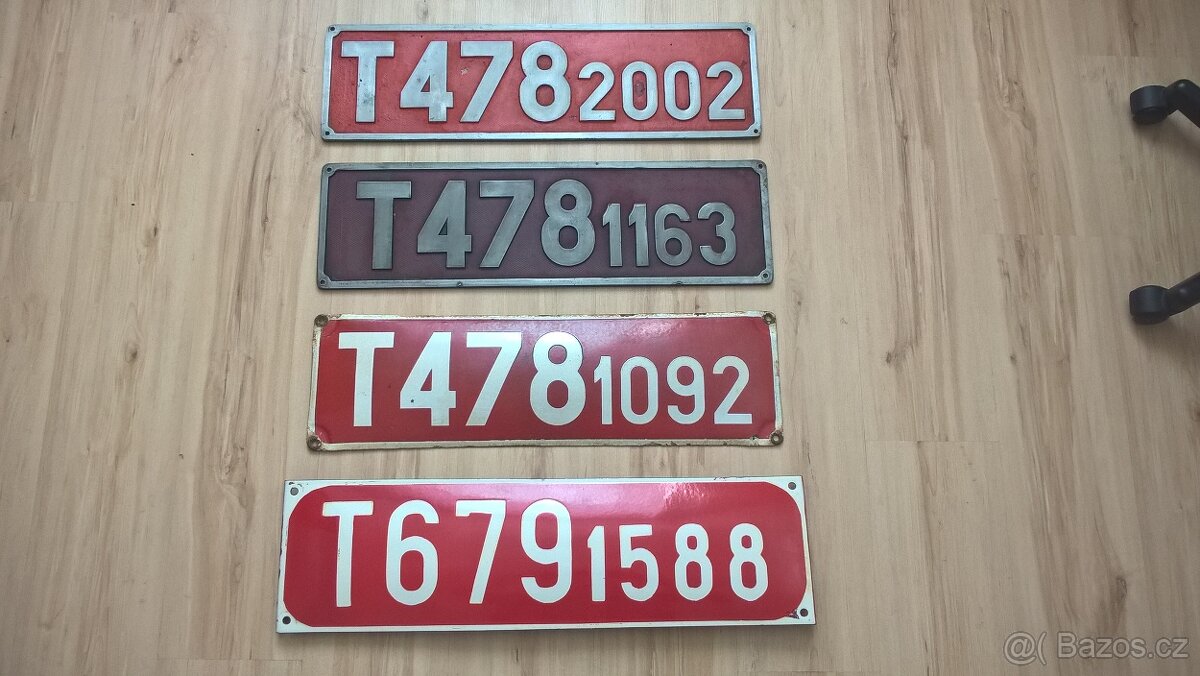 cedule , štítky, lampy, čísla z lokomotiv