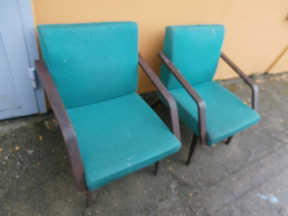 Křeslo dva kusy dřevěné čaloun. starší RETRO za 500 kč