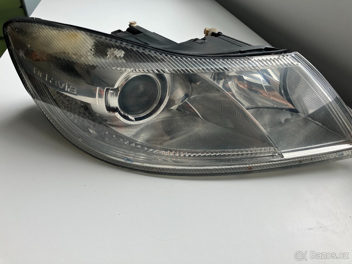 Přední světlomet xenon pravý 1Z1941018T Octavia II FL