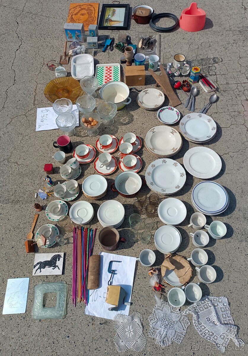 starý polštář nádobí lustr světlo židle hrneček talíř příbor