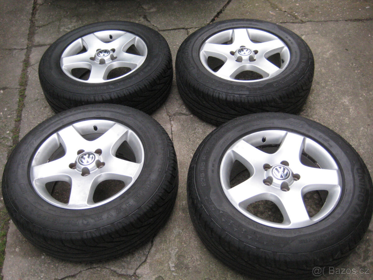 Alu disky s letním pneu originál VW R 17