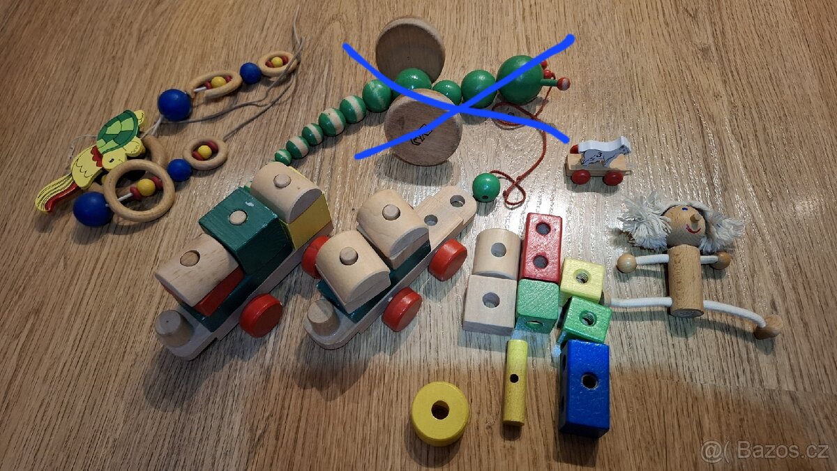 Dřevěné hračky vlak a panenka