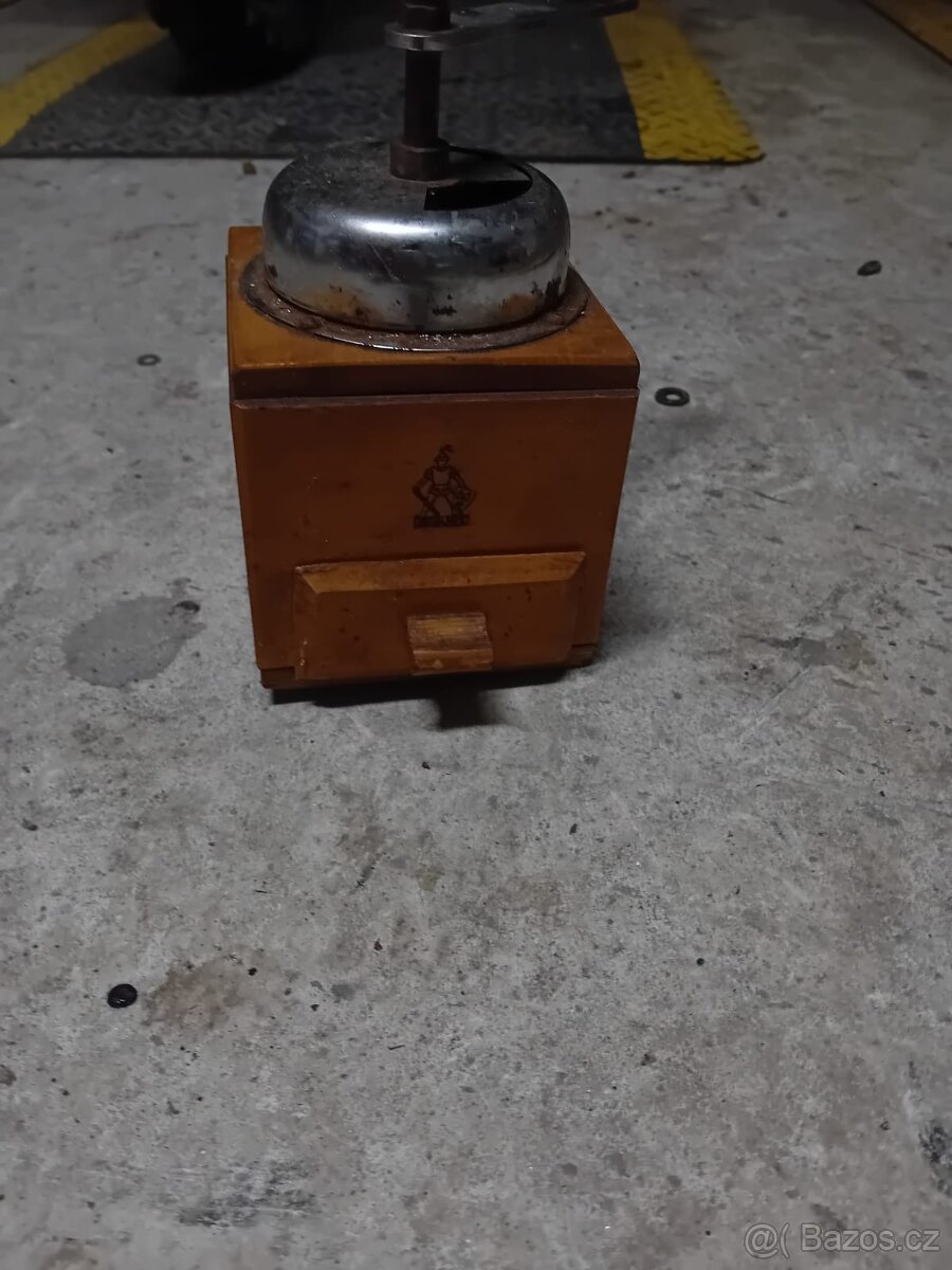 Starý mlýnek na kávu