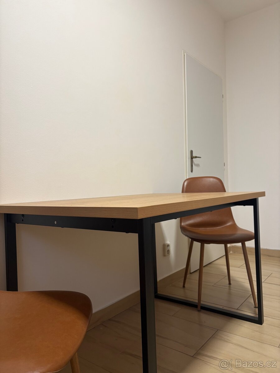 Jídelní stůl se dvěma židlemi