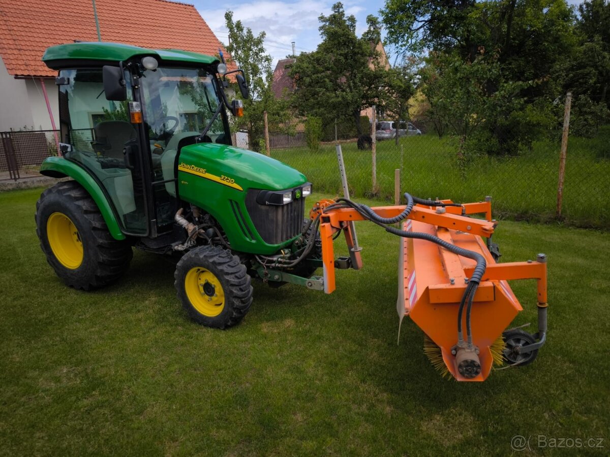 John Deere 3720