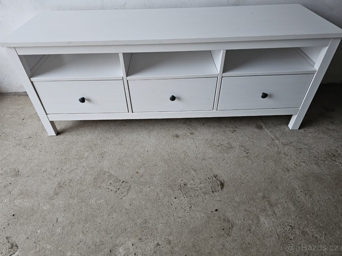 IKEA HEMNES tv stolek - bílé mořidlo