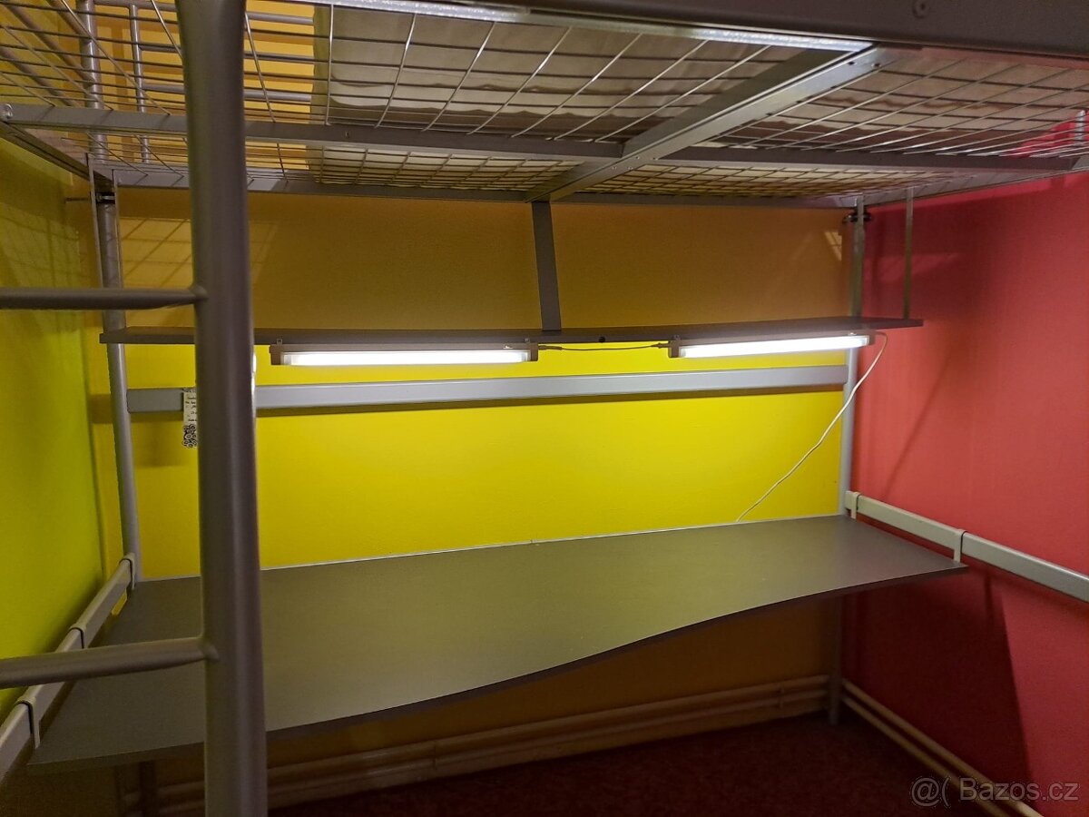 Patrová postel se stolem