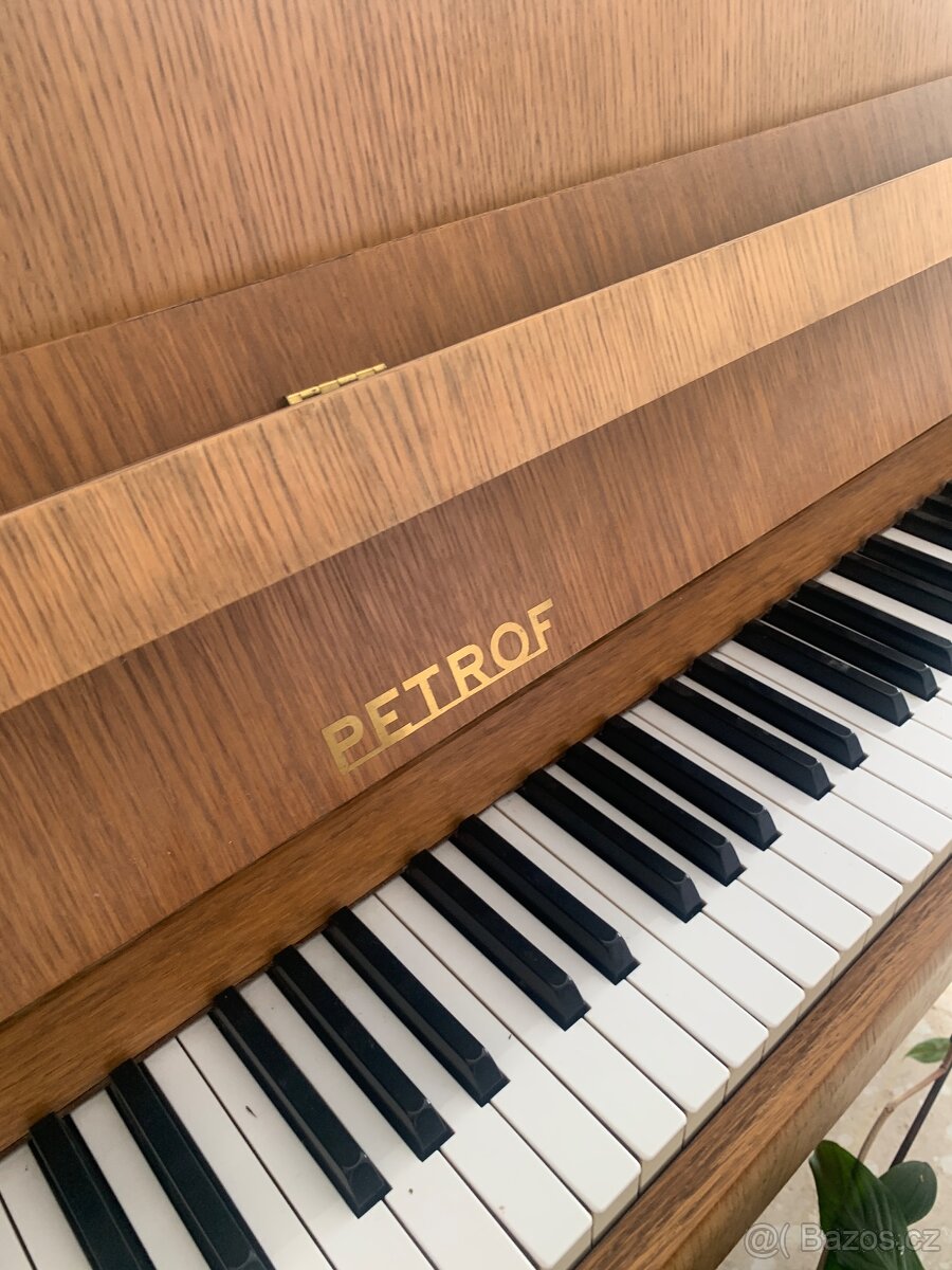 Piano Petrof