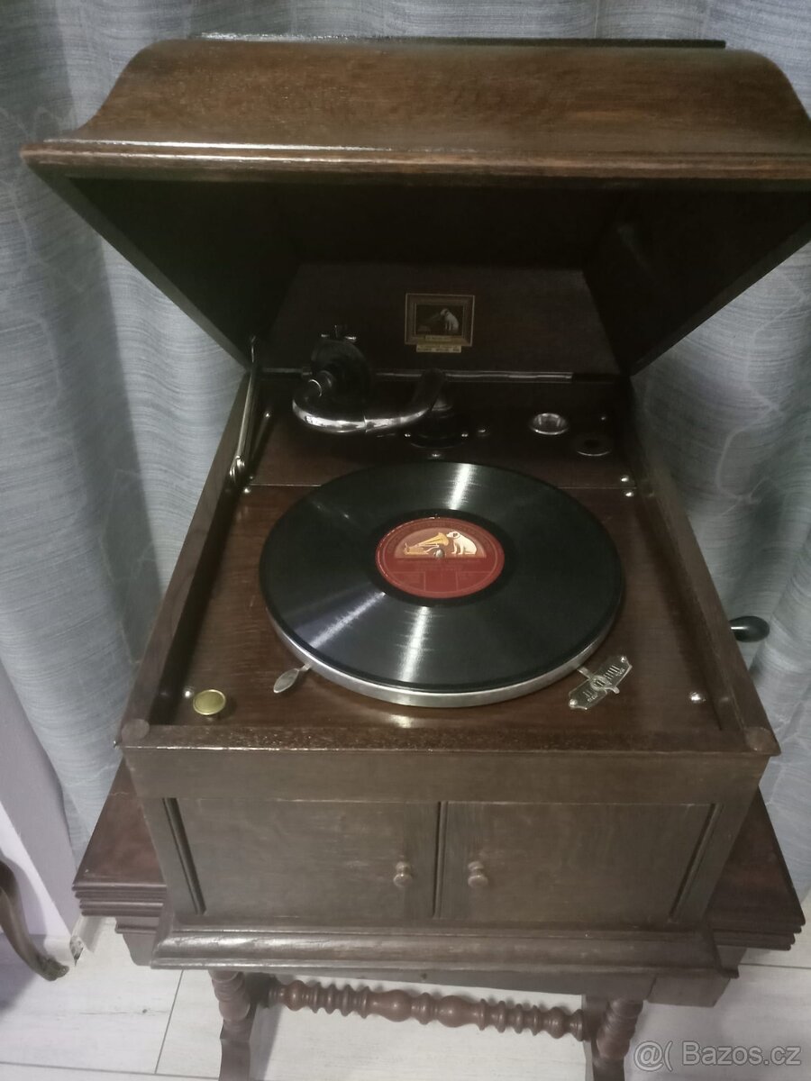 Dřevěný gramofon H.M.V