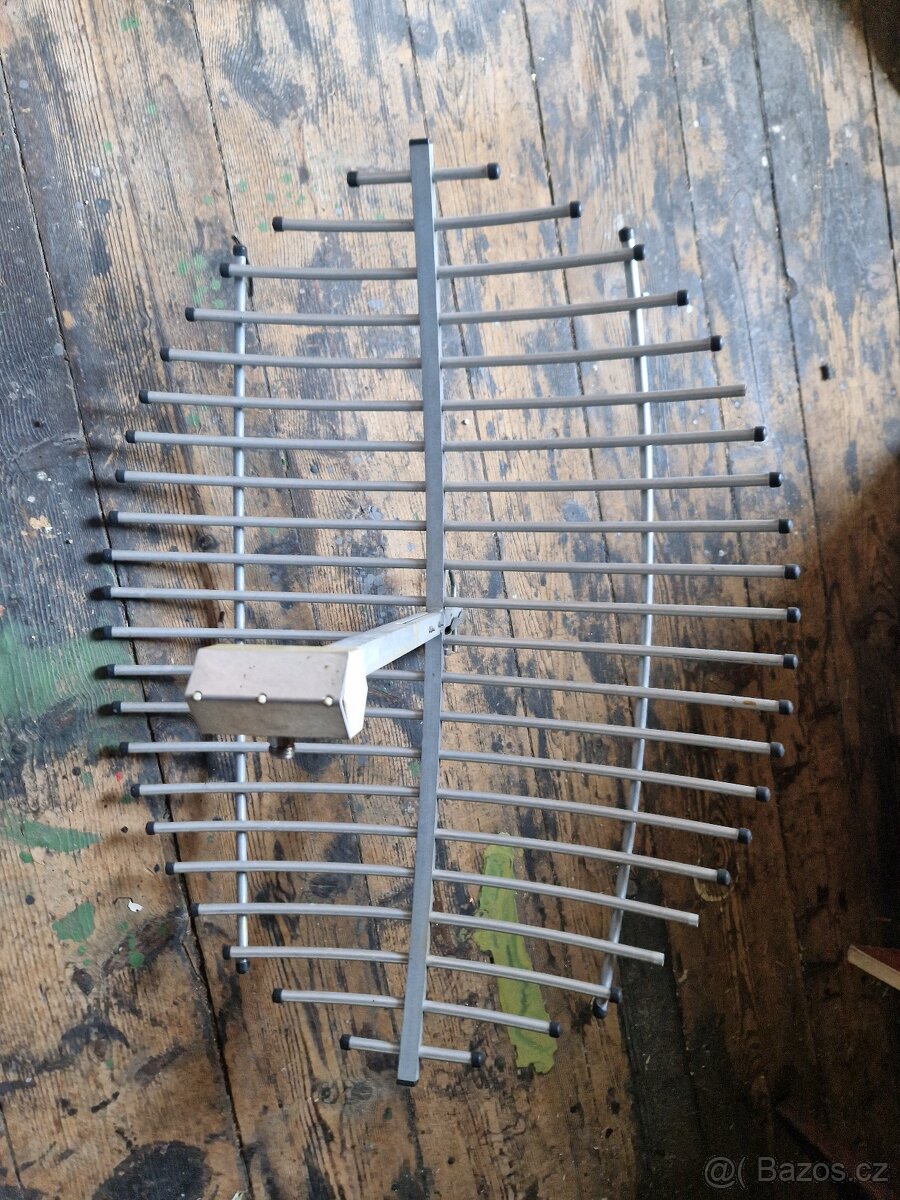 Anténa parabola. 96 x 77 cm