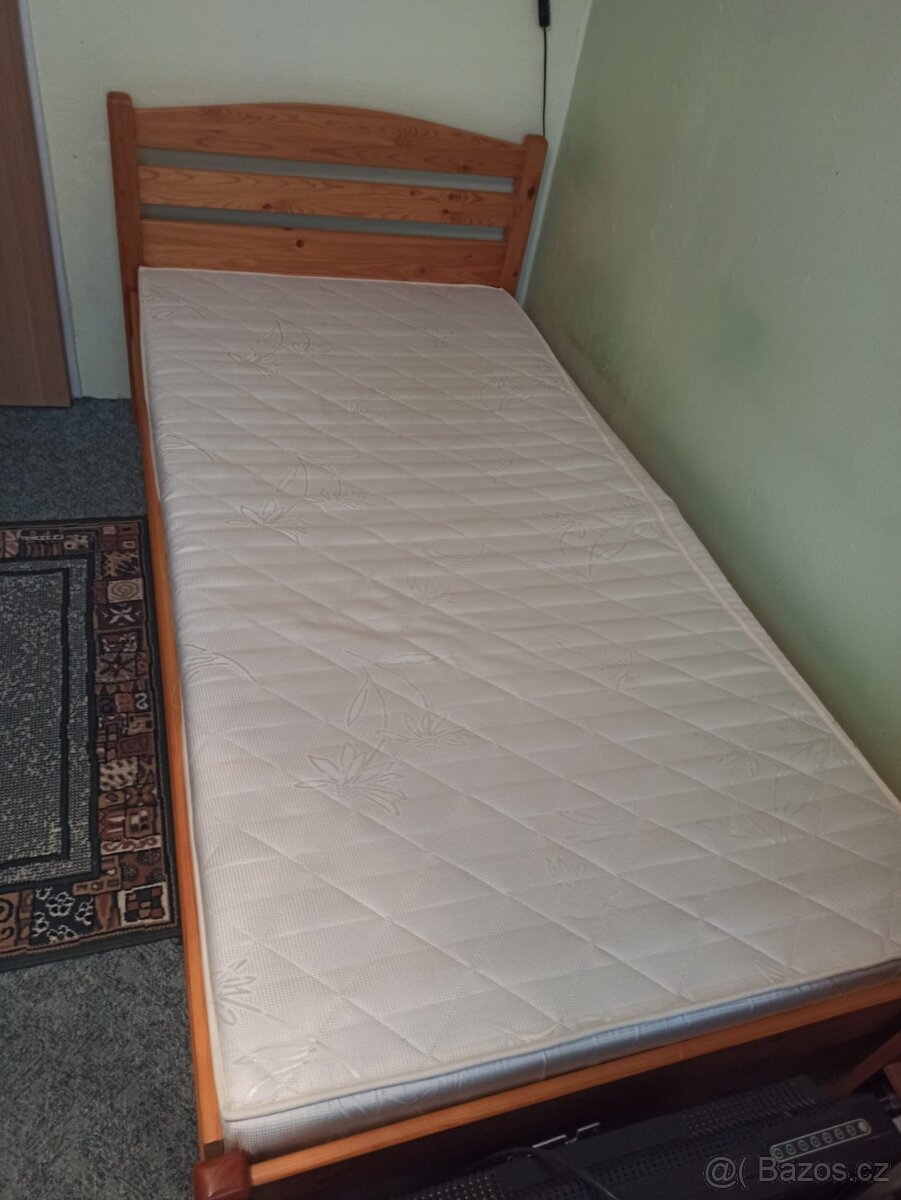Postel s úložným prostorem