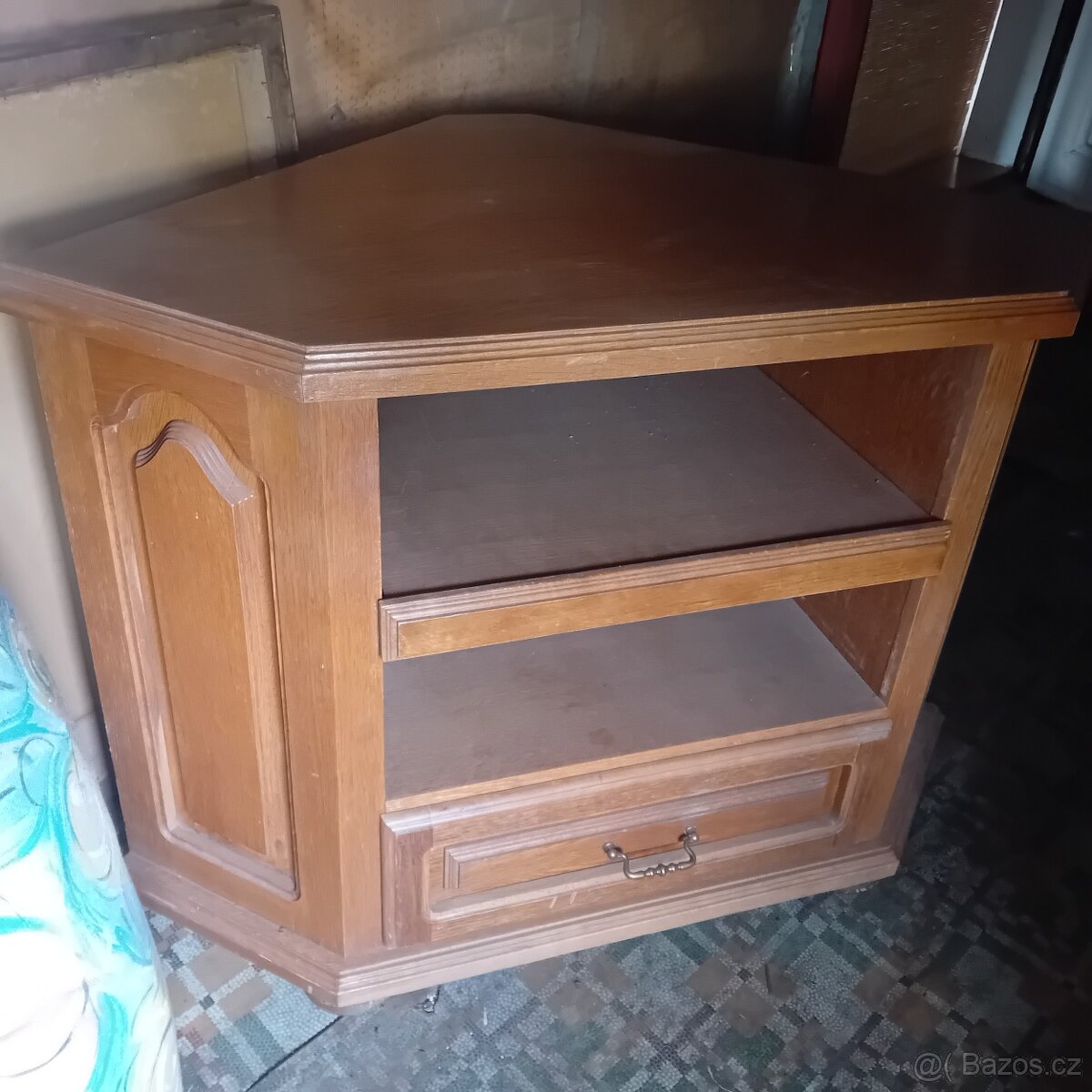 Rohový stolek, stolek pod tv