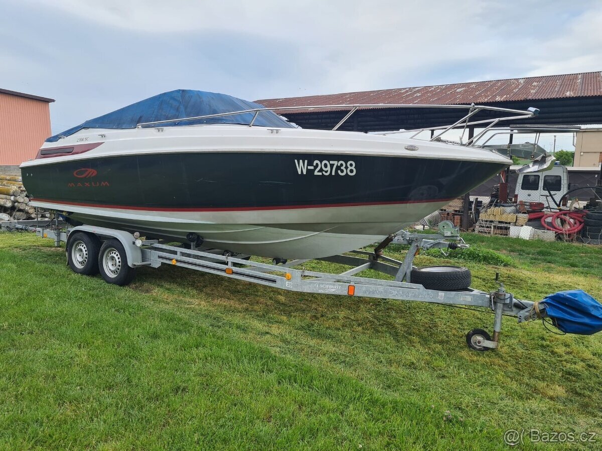 Kajutový člun Maxum 2300 SC pro 10 osob