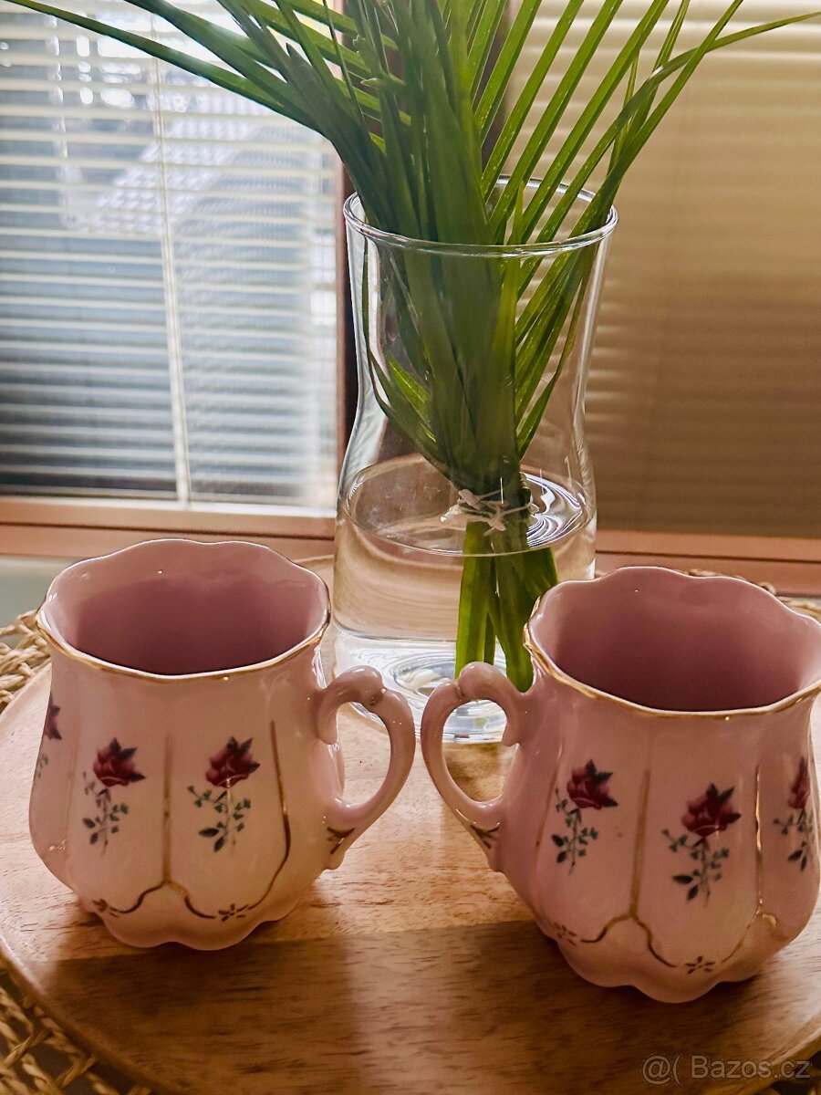 Hrnečky z růžového porcelánu