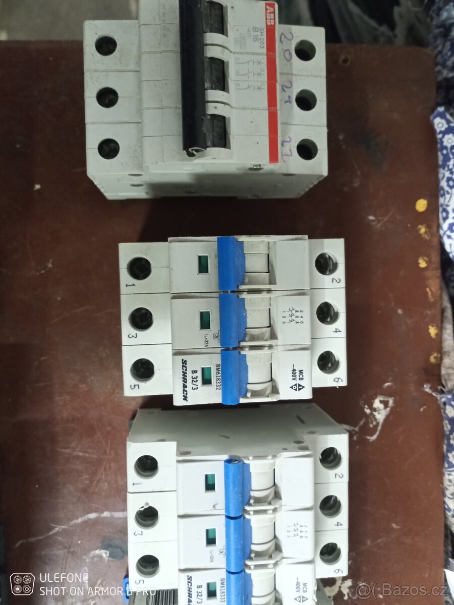 Jističe vypínače kontrolky stykače svodič