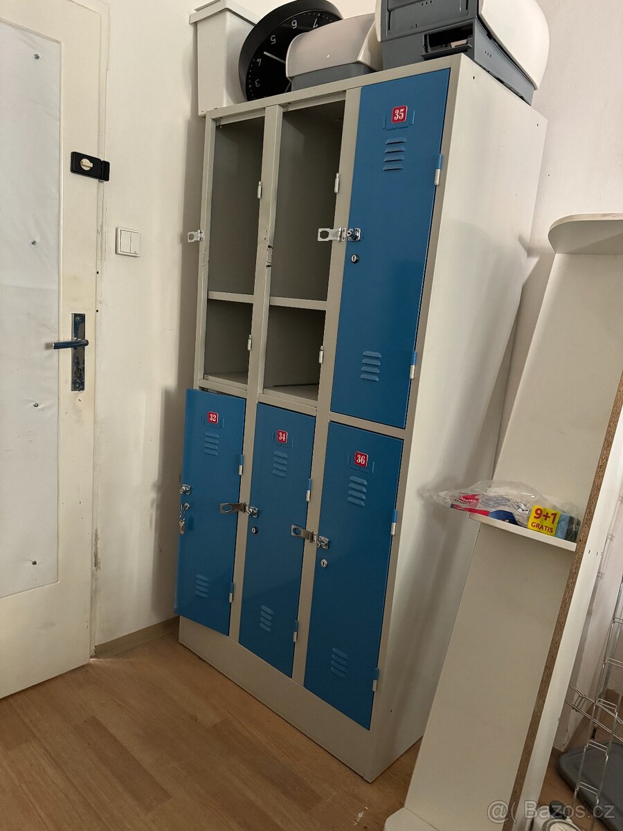 Kovové šatní skříňky – 2 ks