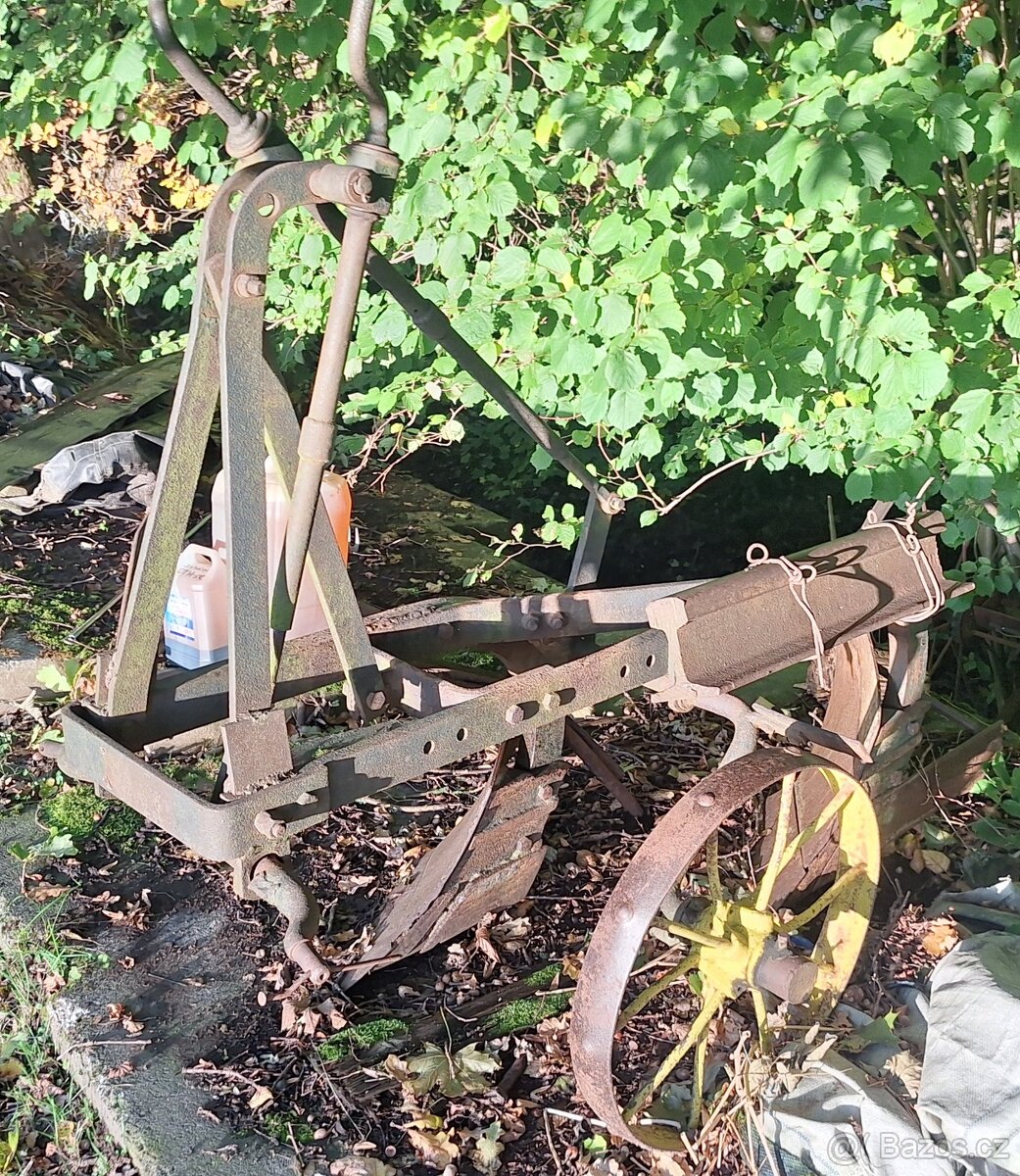 Ruchadlo, pluh, dvouradličák za traktor.