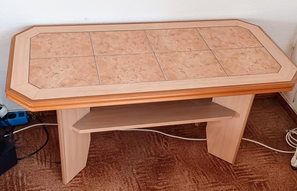 Masivní konferenční stůl s keramickou deskou