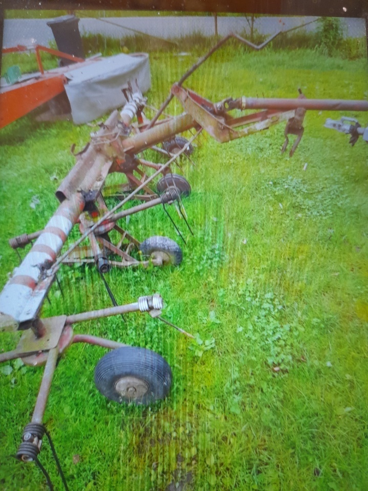 Obraceč sena tažený.