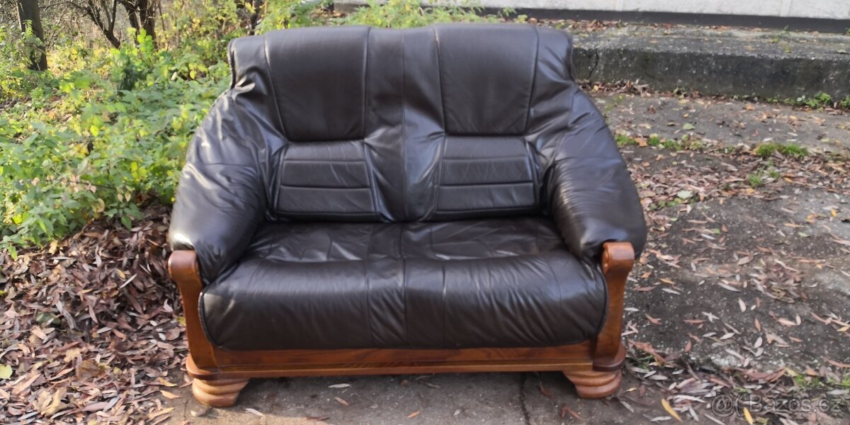 Kožená dvojsedačka s masivním dřevem TOP STAV