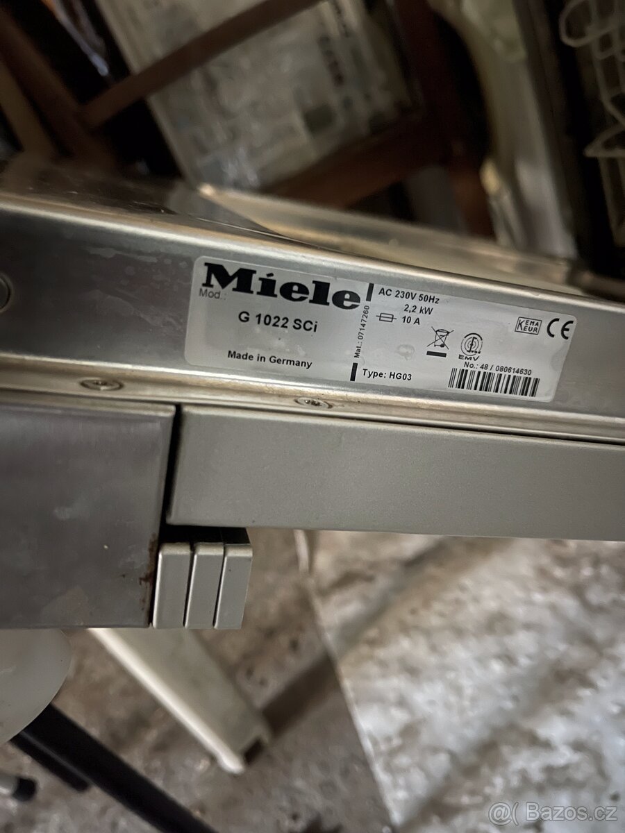 Prodám na díly vestavnou myčku Miele G1022SCi