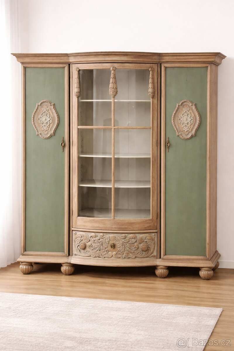 Starožitná skříň