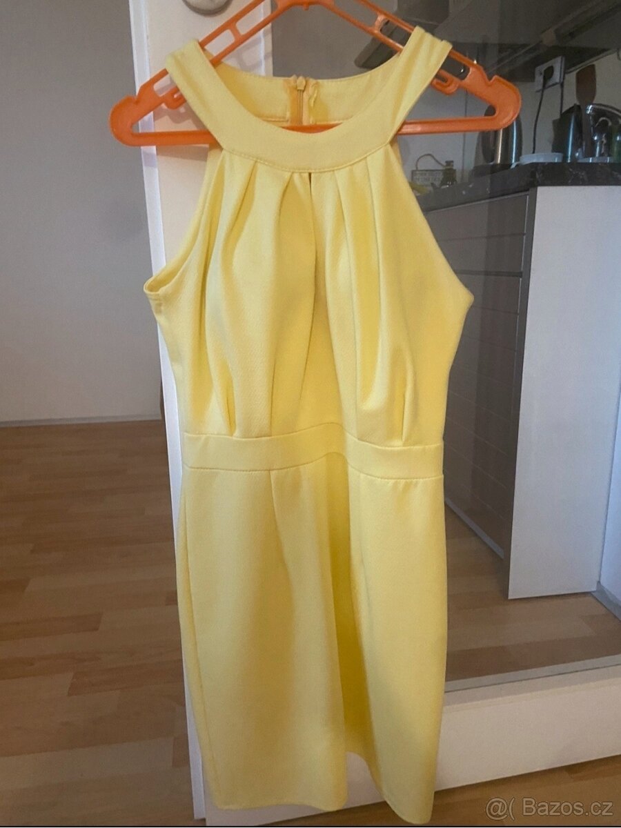 Krásné žluté šaty