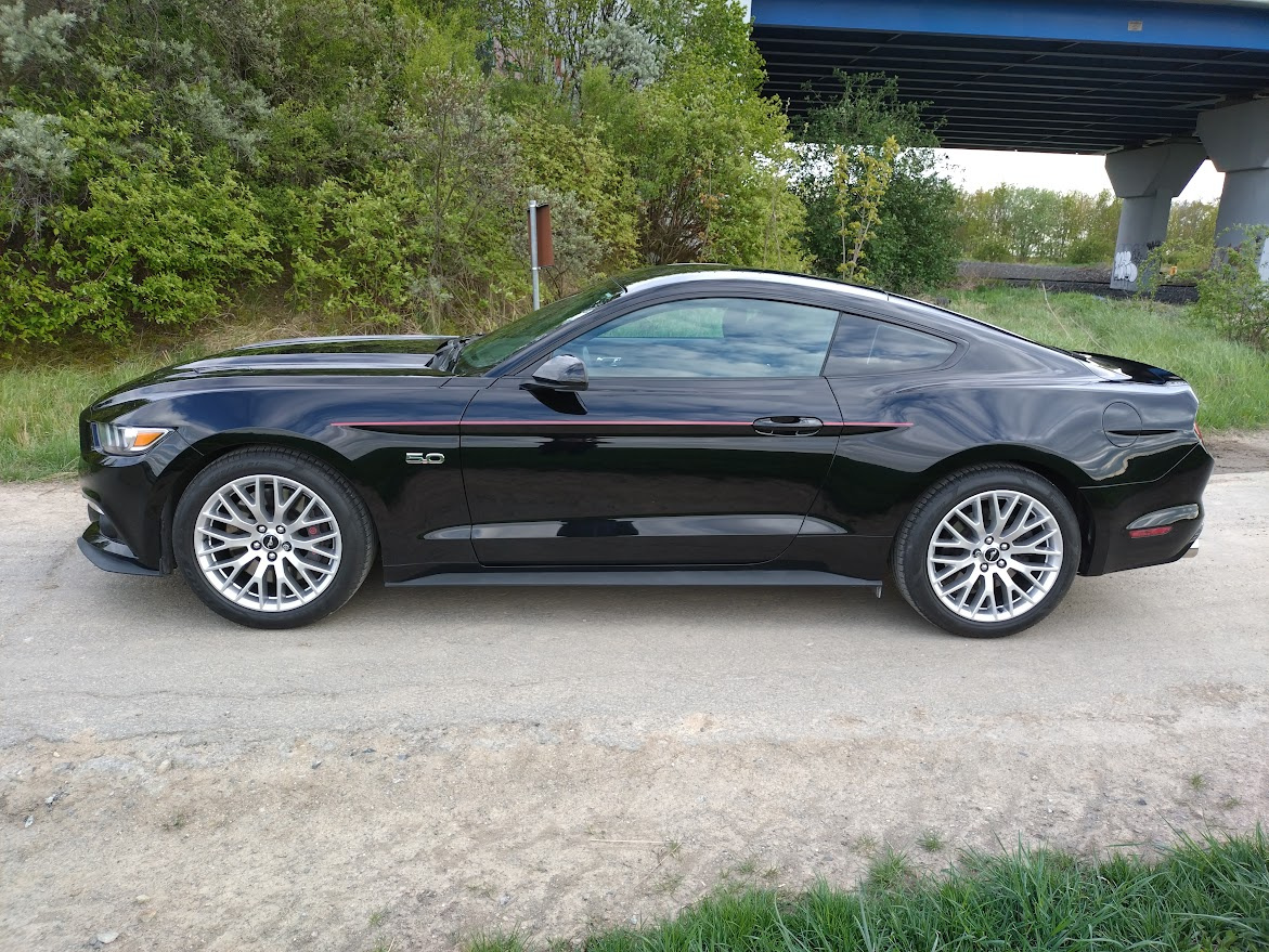 Prodám Ford Mustang GT manuál