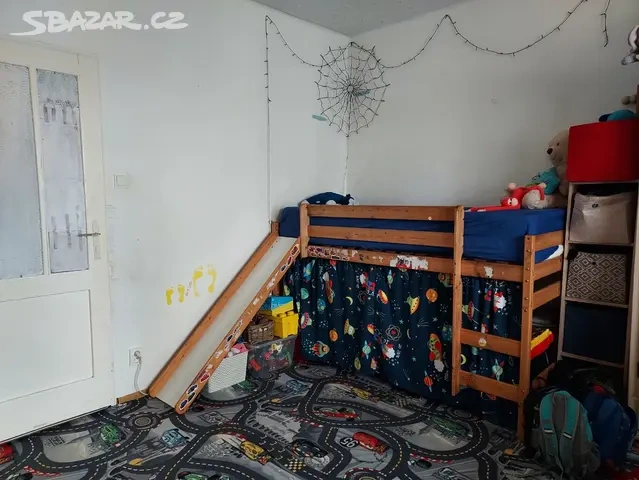 Dětská vyvýšená postel se skluzavkou