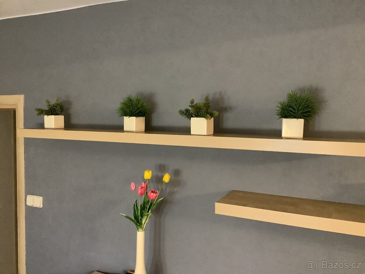 Nástěnná police Ikea v barvě bříza