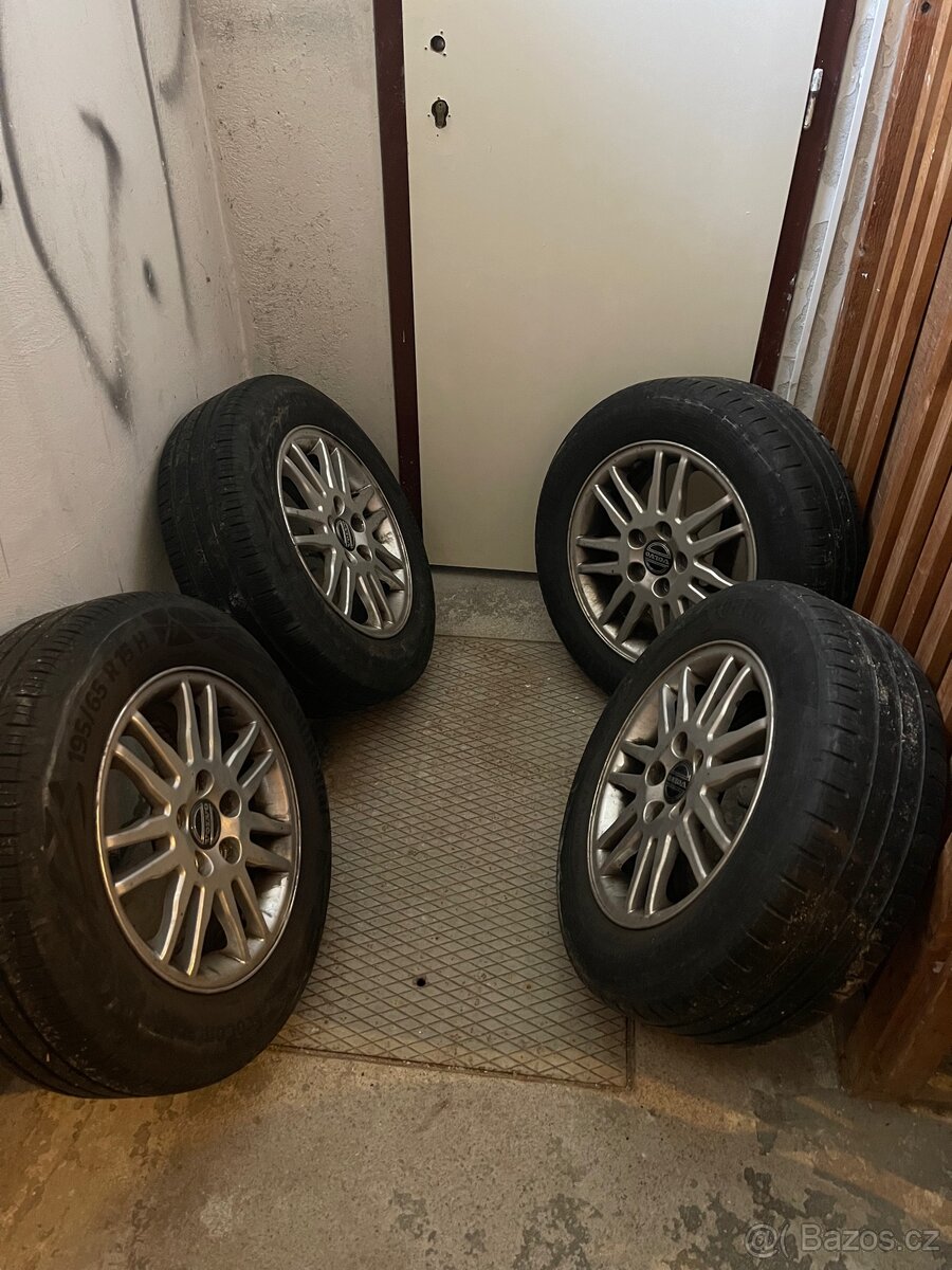 Sada litých kol 15” na Volvo V50 s letnimi 195/65 R15